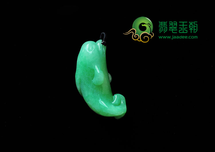 糯冰种翠色缅甸翡翠海豚挂件