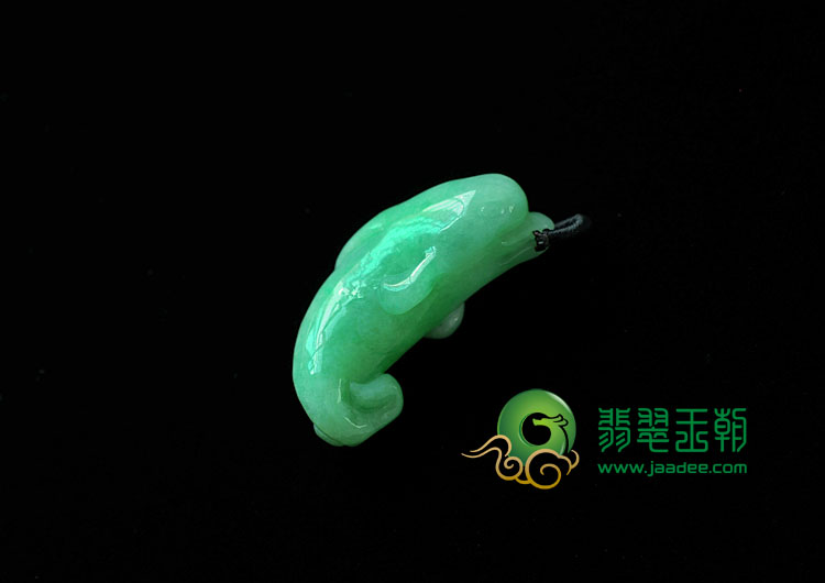 糯冰种翠色缅甸翡翠海豚挂件