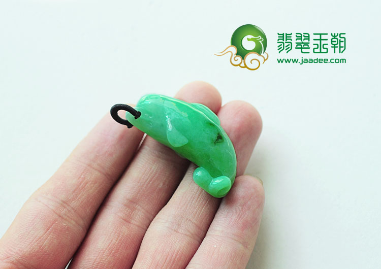 糯冰种翠色缅甸翡翠海豚挂件
