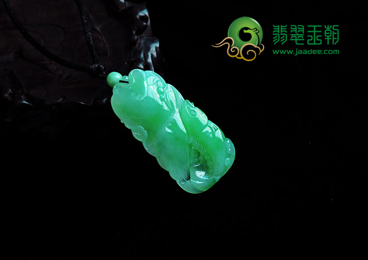 feicui糯冰种满绿缅甸翡翠年年有余挂件