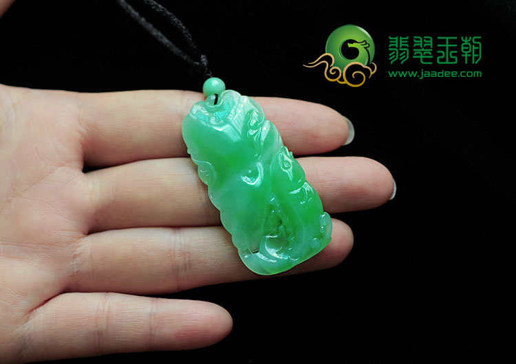 feicui糯冰种满绿缅甸翡翠年年有余挂件