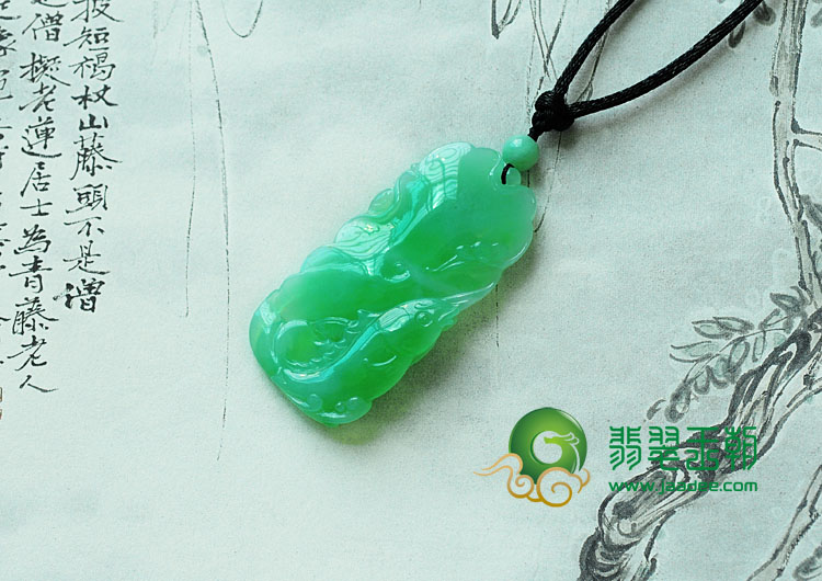 feicui糯冰种满绿缅甸翡翠年年有余挂件