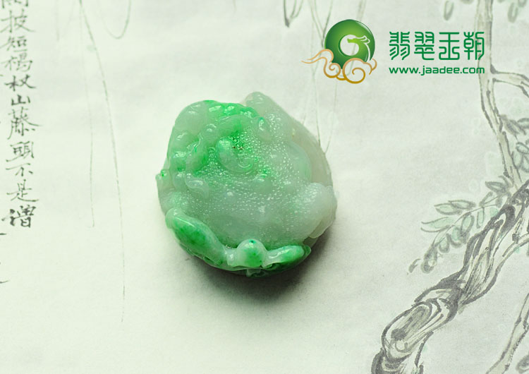 糯冰种翠色缅甸翡翠金蟾挂件