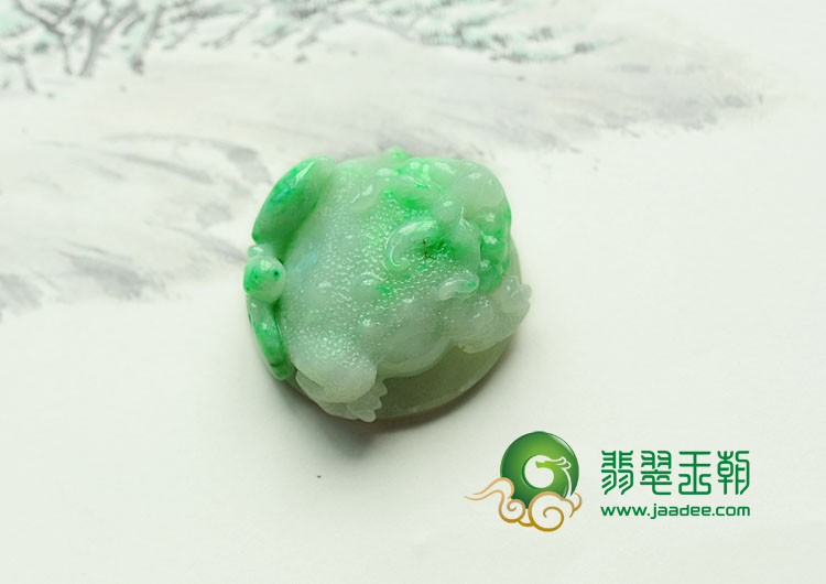 糯冰种翠色缅甸翡翠金蟾挂件