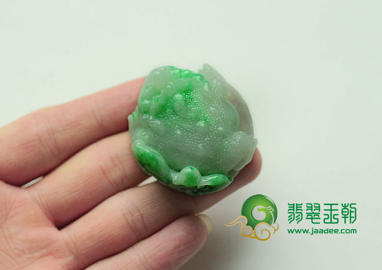 糯冰种翠色缅甸翡翠金蟾挂件