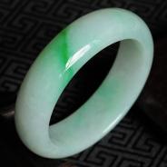 糯冰种阳绿飘翠缅甸翡翠手镯（55.4mm）