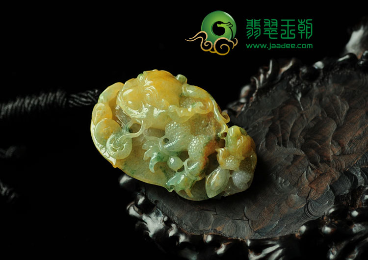 冰种黄翡飘花缅甸翡翠金蟾挂件