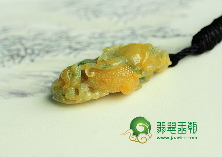 冰种黄翡飘花缅甸翡翠金蟾挂件