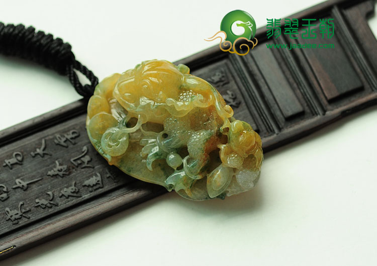 冰种黄翡飘花缅甸翡翠金蟾挂件