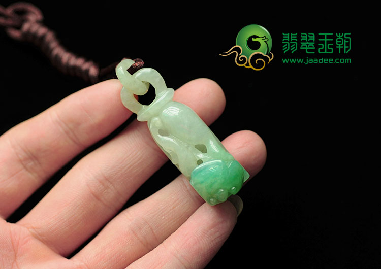 糯冰种飘蓝绿缅甸翡翠招财手挂件