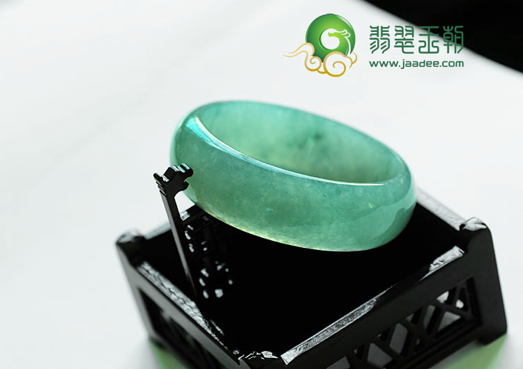 冰种晴水略飘花缅甸翡翠宽条手镯（58.6）