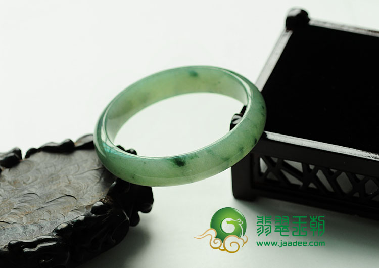 糯冰种飘花缅甸翡翠手镯(57.9mm)