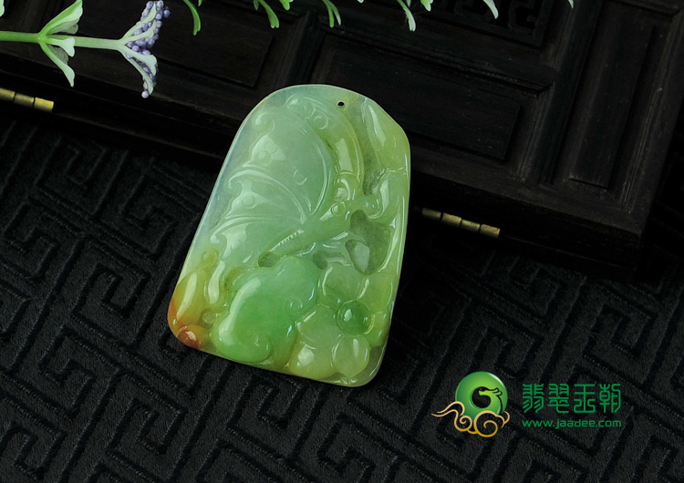 糯冰种三彩缅甸翡翠蝴蝶挂件