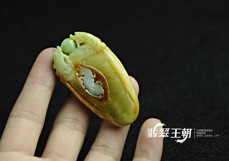 细糯种黄加绿缅甸翡翠龙凤挂件