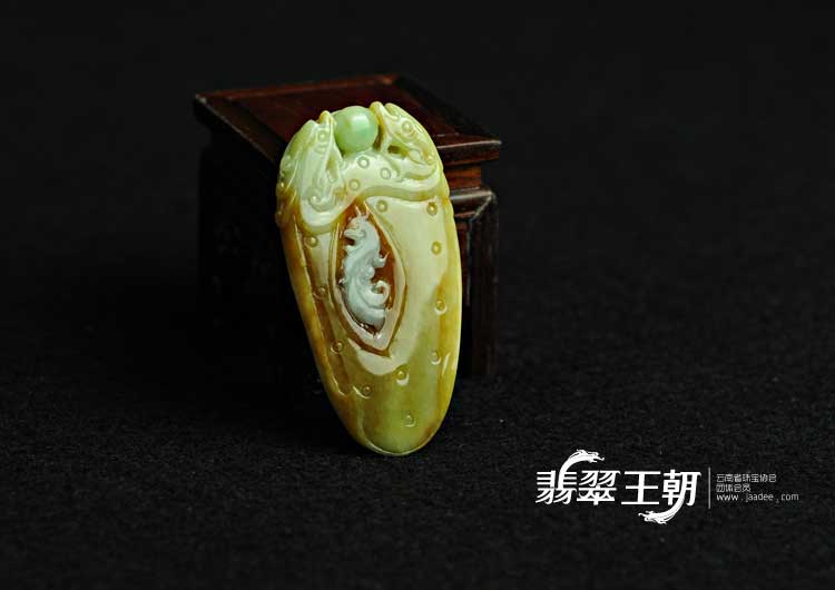 细糯种黄加绿缅甸翡翠龙凤挂件