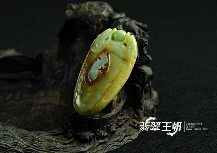 细糯种黄加绿缅甸翡翠龙凤挂件