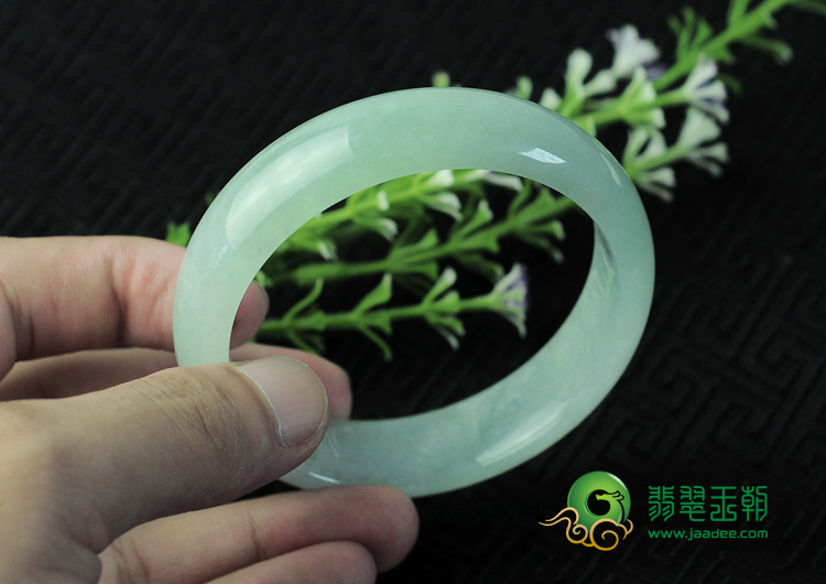 feicui糯冰种淡晴水缅甸翡翠手镯（59.9mm）