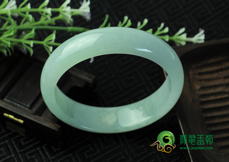 feicui糯冰种淡晴水缅甸翡翠手镯（59.9mm）