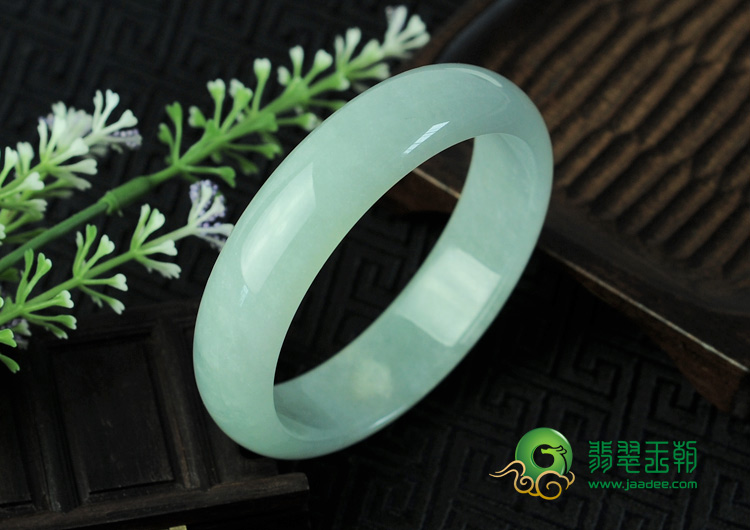 feicui糯冰种淡晴水缅甸翡翠手镯（59.9mm）