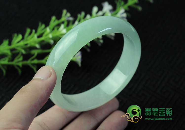 feicui糯冰种淡晴水缅甸翡翠手镯（59.9mm）