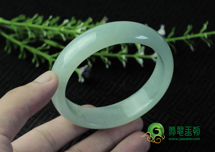 糯冰种淡晴水缅甸翡翠手镯（59.7mm）
