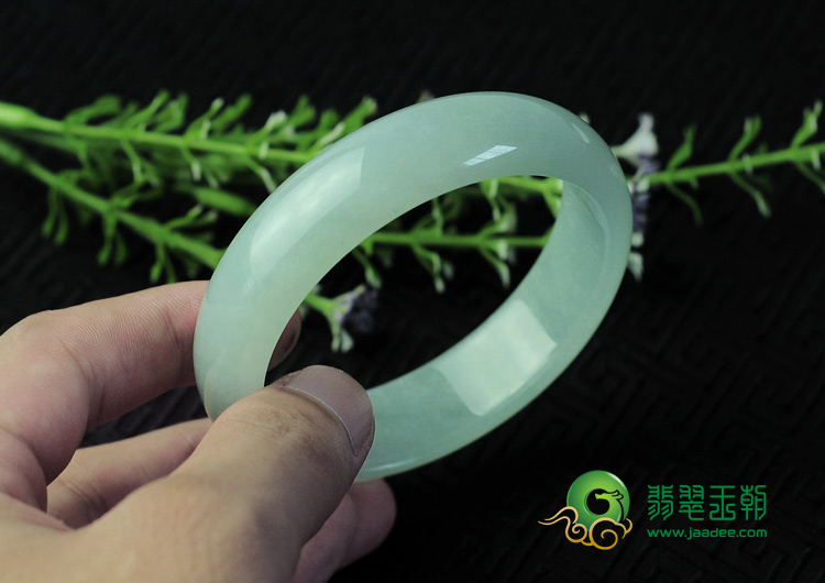 糯冰种淡晴水缅甸翡翠手镯（59.7mm）