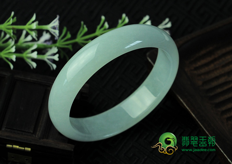 糯冰种淡晴水缅甸翡翠手镯（57.2mm）