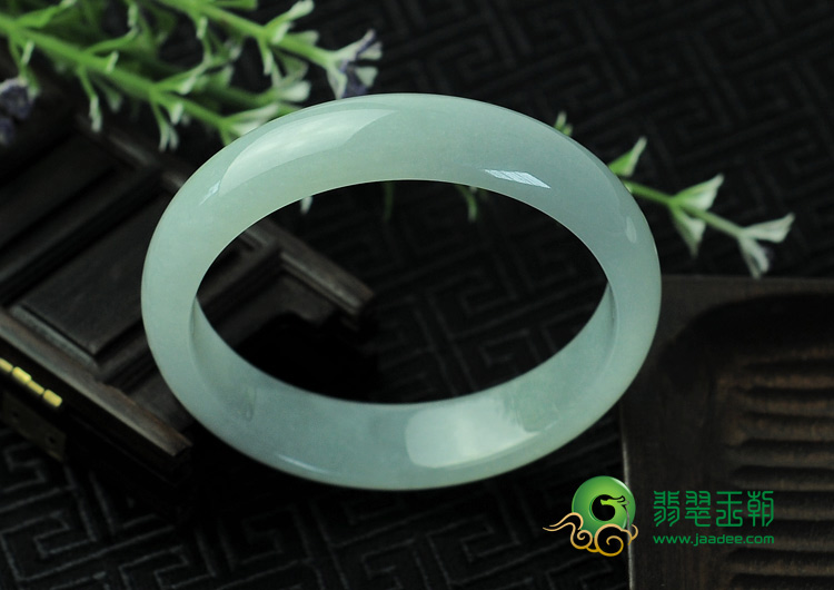 糯冰种淡晴水缅甸翡翠手镯（57.2mm）
