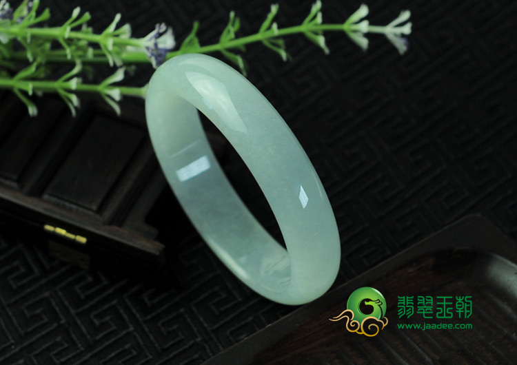 糯冰种淡晴水缅甸翡翠手镯（57.2mm）