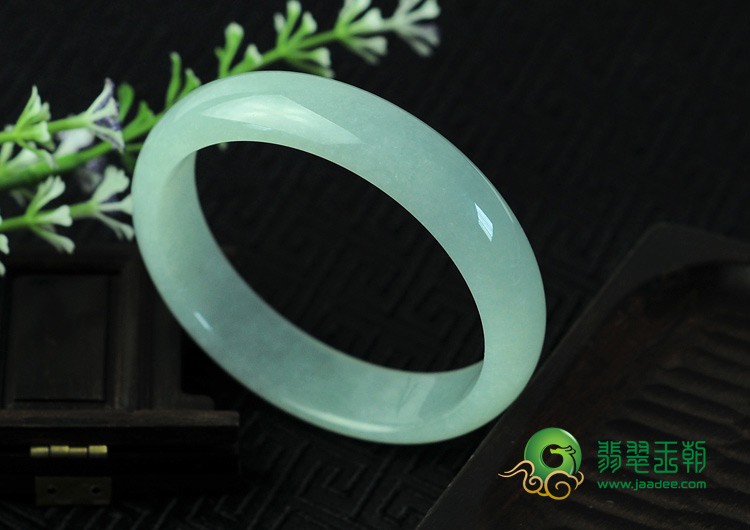 糯冰种淡晴水缅甸翡翠手镯（57.2mm）