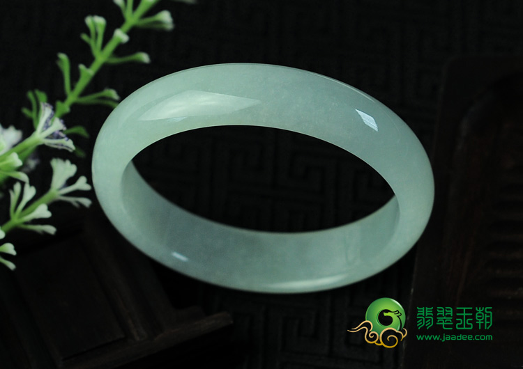 糯冰种淡晴水缅甸翡翠手镯（57.2mm）