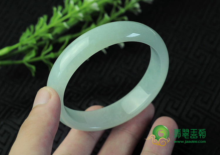 糯冰种淡晴水缅甸翡翠手镯（57.2mm）