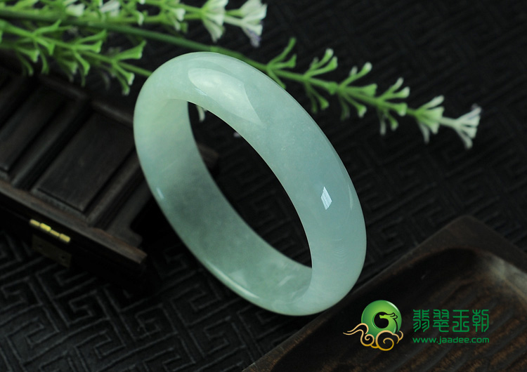 糯冰种淡晴水缅甸翡翠手镯（60.2mm）