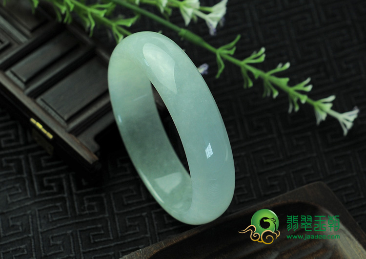 糯冰种淡晴水缅甸翡翠手镯（60.2mm）