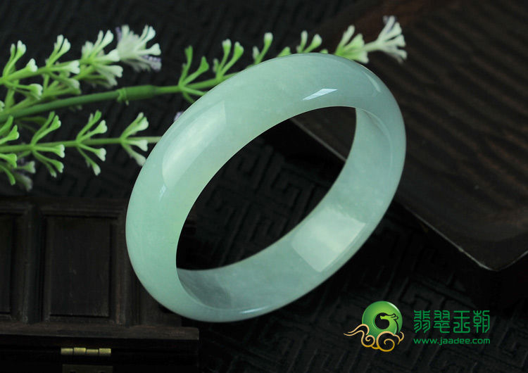 糯冰种淡晴水缅甸翡翠手镯（60.2mm）