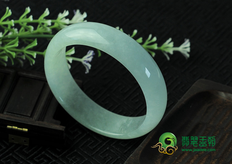 糯冰种淡晴水缅甸翡翠手镯（60.2mm）