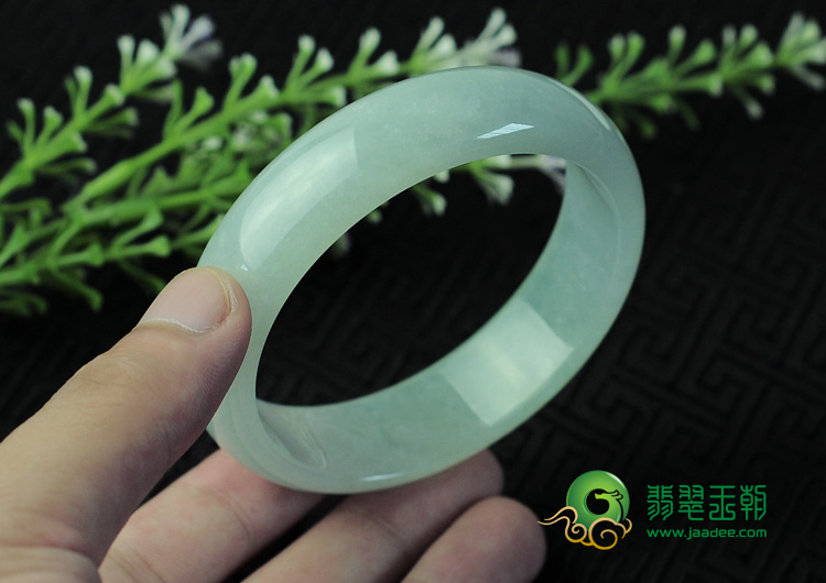 糯冰种淡晴水缅甸翡翠手镯（60.2mm）