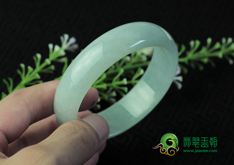 糯冰种淡晴水缅甸翡翠手镯（60.2mm）