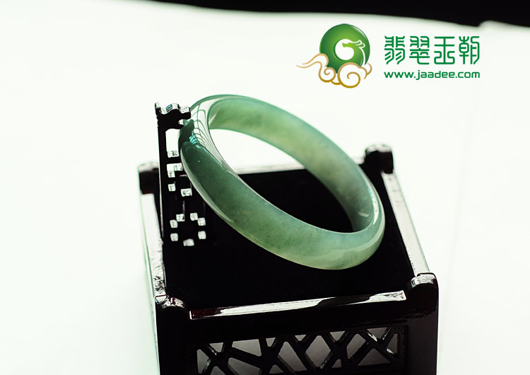 糯冰种油青缅甸翡翠手镯(57.7mm)