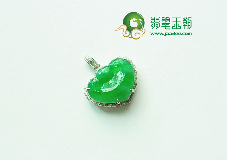 冰种满绿缅甸翡翠镶白金爱心锁挂件(真钻)
