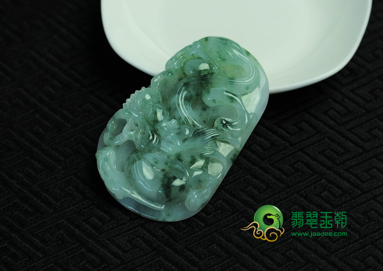糯冰种飘花缅甸翡翠龙牌挂件