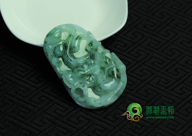 糯冰种飘花缅甸翡翠龙牌挂件