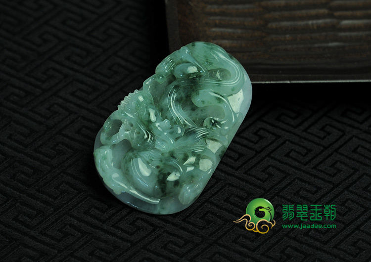 糯冰种飘花缅甸翡翠龙牌挂件
