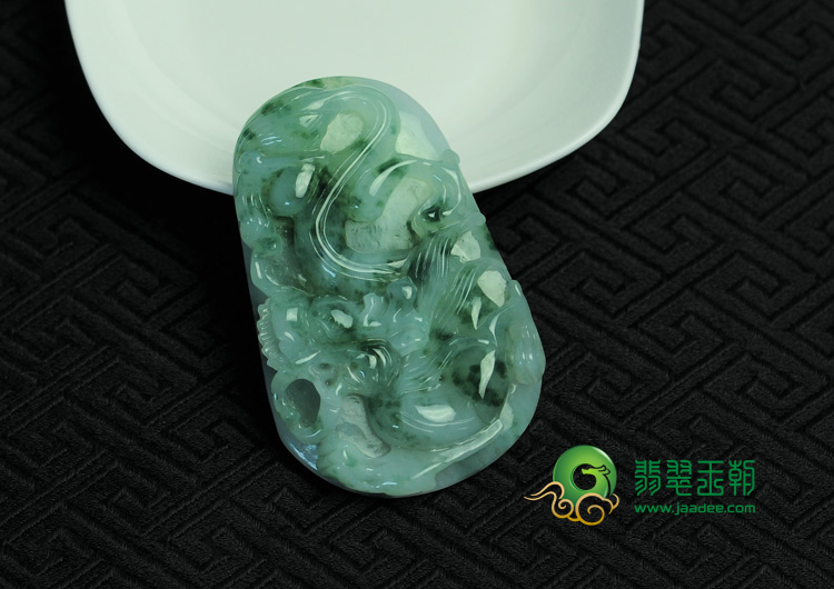 糯冰种飘花缅甸翡翠龙牌挂件