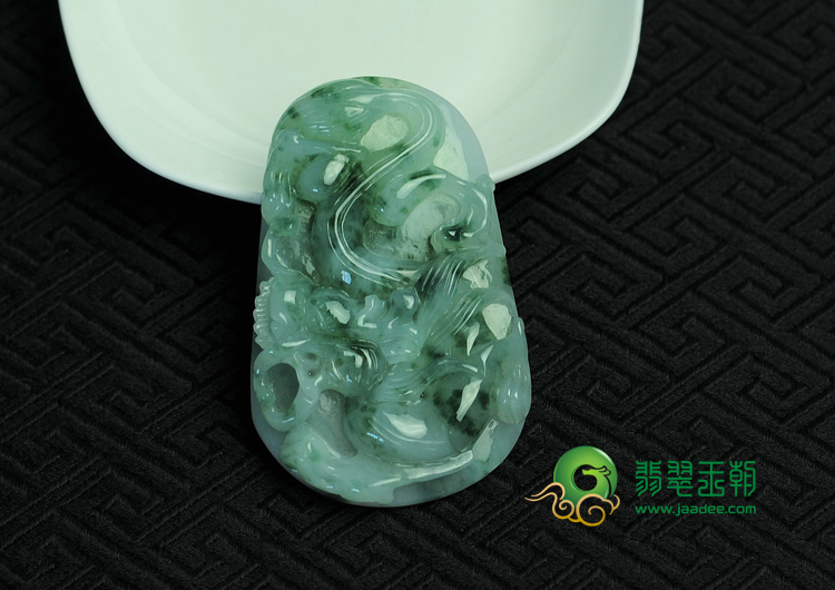 糯冰种飘花缅甸翡翠龙牌挂件