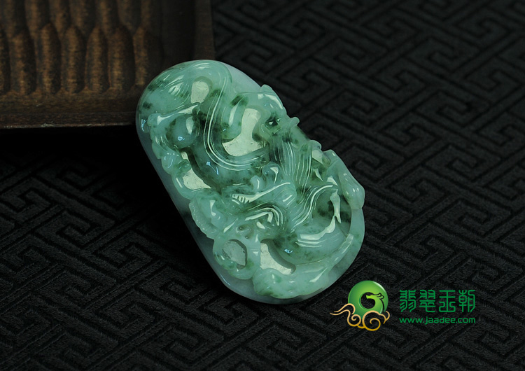 糯冰种飘花缅甸翡翠龙牌挂件