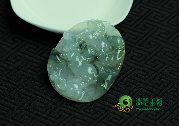 冰种飘花缅甸翡翠三羊开泰挂件
