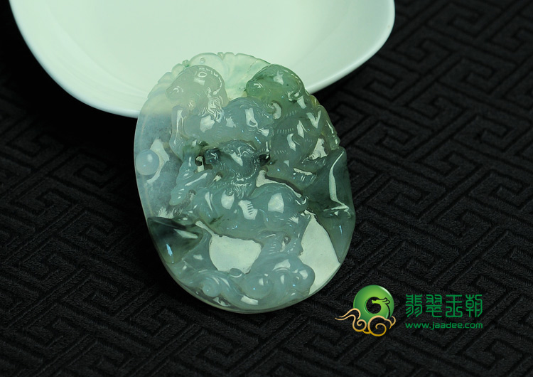 冰种飘花缅甸翡翠三羊开泰挂件
