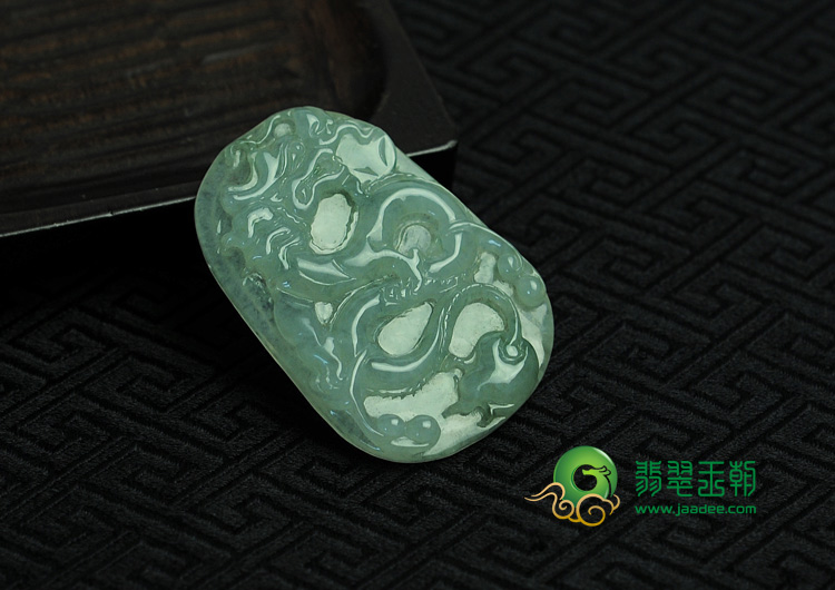 冰种飘花缅甸翡翠龙牌挂件