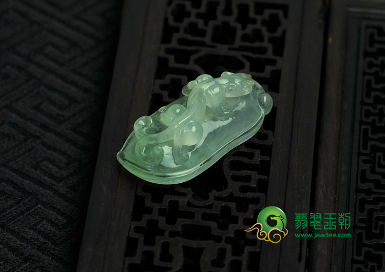 冰种缅甸翡翠螭龙挂件